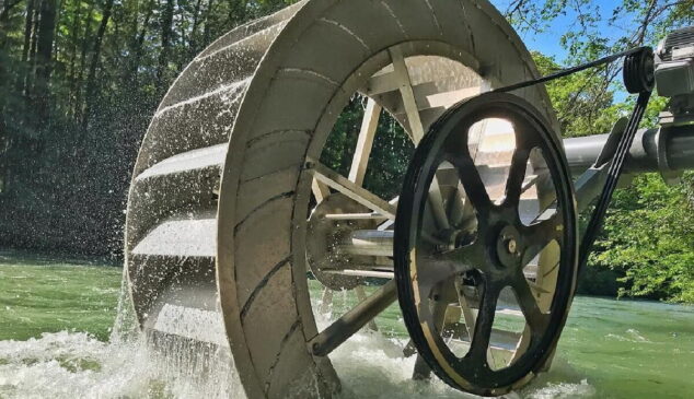 O funcionamento do sistema é simples, a correnteza do rio movimenta uma grande roda instalada próxima à margem, acionando um gerador que transforma a energia cinética da água em eletricidade.