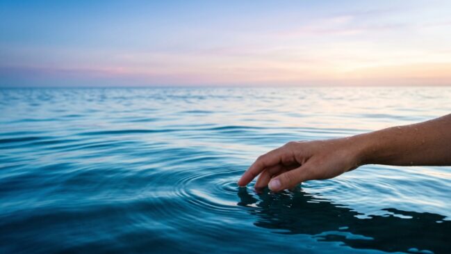 Visão imensa do oceano calmo tocando o horizonte, ilustrando a metáfora de Buda sobre o sabor do sal e a liberdade