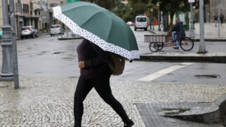 Nova frente fria chega ao litoral de SP no final de semana, e chuva ganha força na segunda