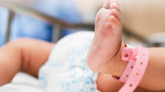 Sem casamento formal ou reconhecimento assinado, recém-nascido pode sair do hospital registrado apenas com o sobrenome da mãe no Texas