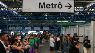 Estação Barra-Funda do metrô de SP lotada, com problemas na operação dos trens