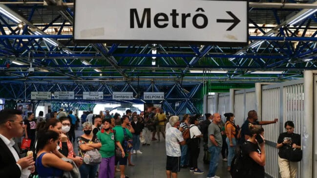 Estação Barra-Funda do metrô de SP lotada, com problemas na operação dos trens