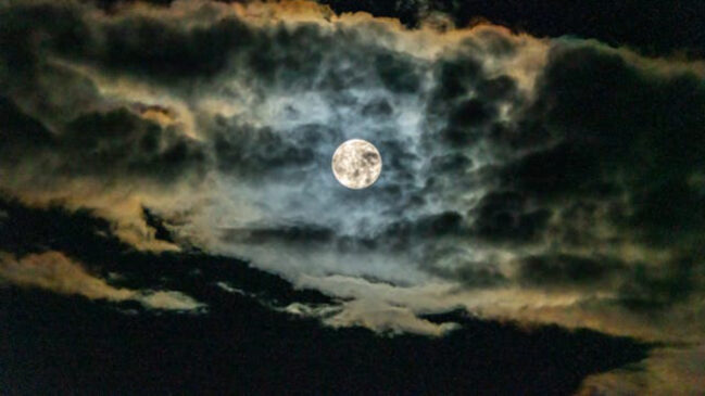 A imagem mostra a lua e sua névoa padrão