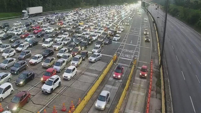 Imagem mostra uma grande fila de veículos