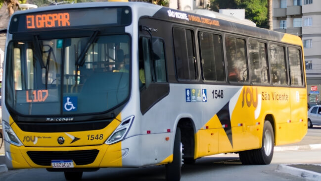 A imagem mostra um ônibus da cidade de São Vicente