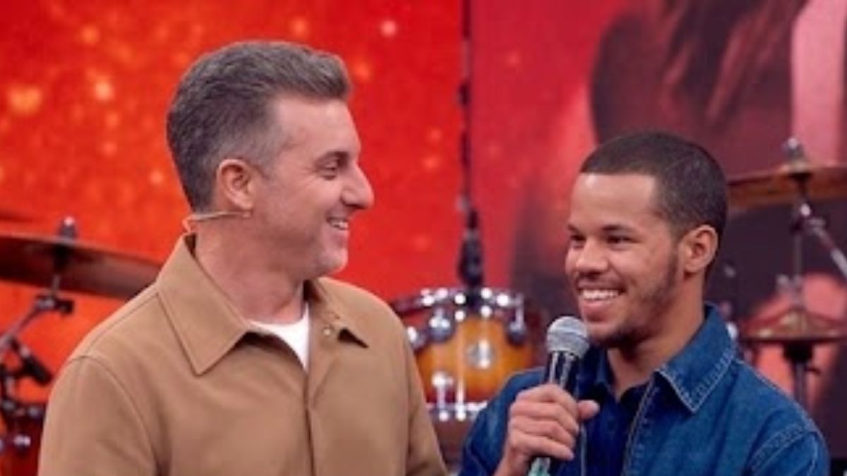 O apresentador Luciano Huck entrevista o sósia de José Loreto