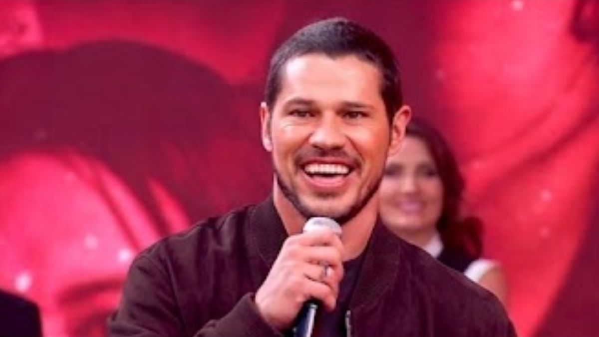 O ator José Loreto concede entrevista à Globo
