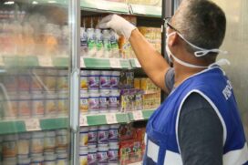 Funcionário do Procon analisando produtos em supermercado