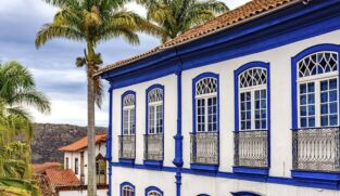 Localizada na Serra do Espinhaço, a antiga joia da mineração do século XVIII une gastronomia autêntica do Vale do Jequitinhonha, pousadas charmosas e clima ideal para os meses de inverno.