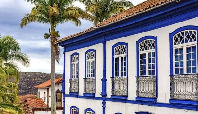 Localizada na Serra do Espinhaço, a antiga joia da mineração do século XVIII une gastronomia autêntica do Vale do Jequitinhonha, pousadas charmosas e clima ideal para os meses de inverno.