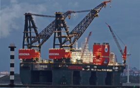 A imagem mostra o maior navio-guindaste do mundo