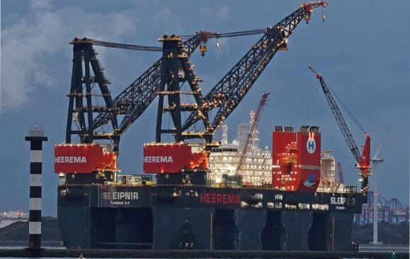 A imagem mostra o maior navio-guindaste do mundo
