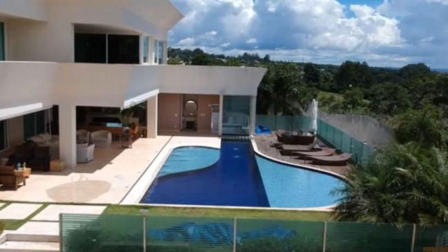 Vista aérea da piscina da mansão de Flávio Bolsonaro