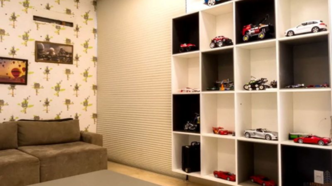 Imagem interna de um quarto da mansão de Flávio Bolsonaro