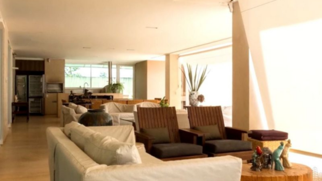 Imagem da sala de estar com poltronas de Flávio Bolsonaro