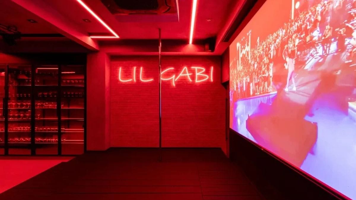 Porta de um dos ambientes da mansão de Gabigol