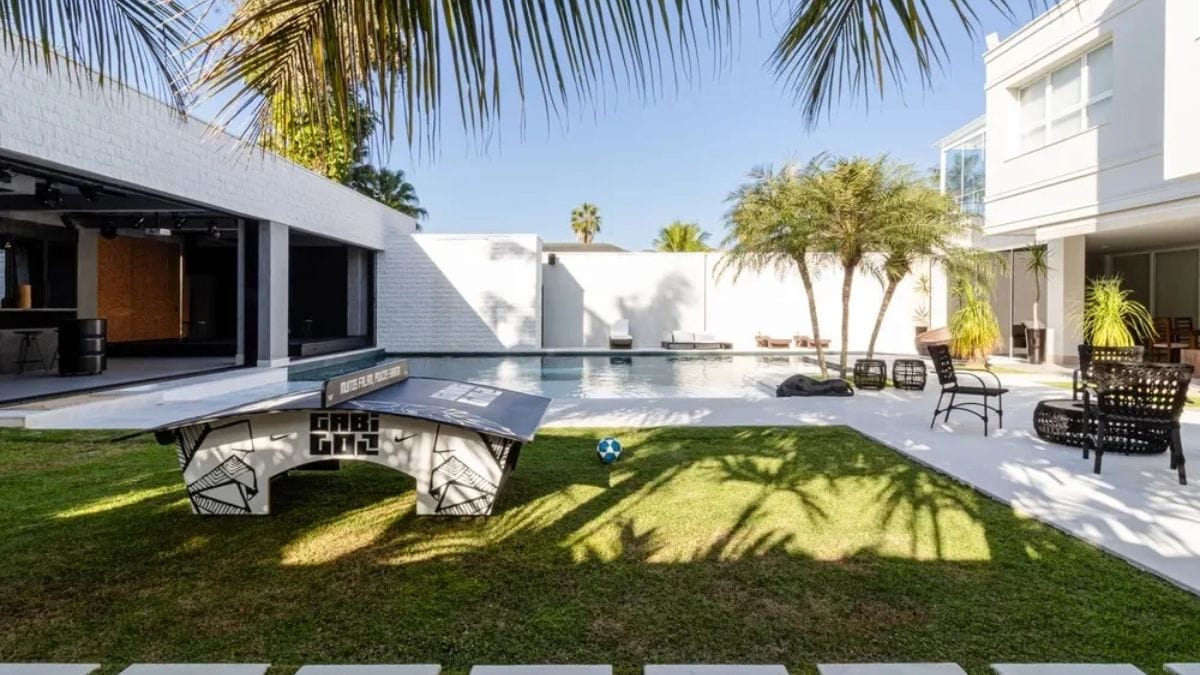 Visão da área externa com piscina da mansão de Gabigol
