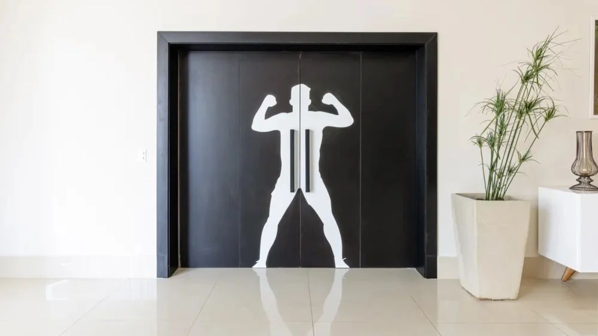 Uma das portas da mansão de Gabigol tem a silhueta do atleta