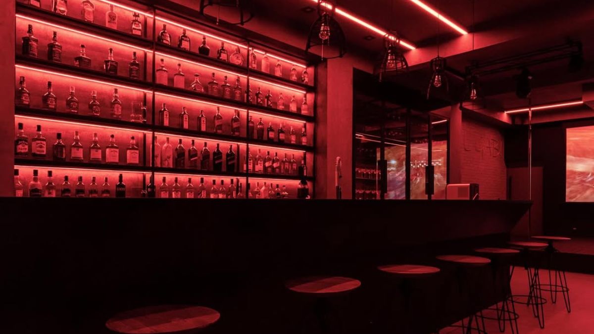 Parte do bar iluminado em vermelho da mansão de Gabigol