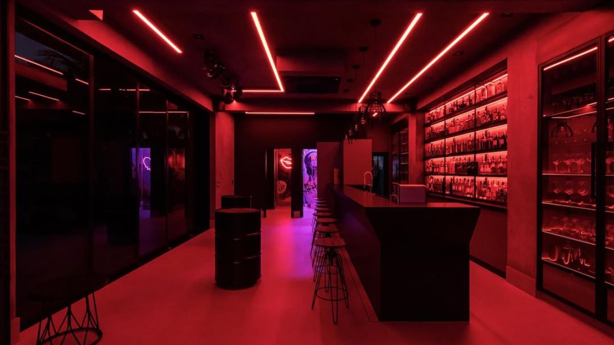 Parte do bar iluminado em vermelho da mansão de Gabigol