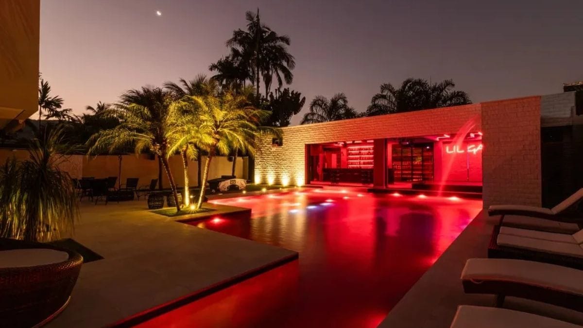 A área externa da mansão de Gabigol tem iluminação vermelha