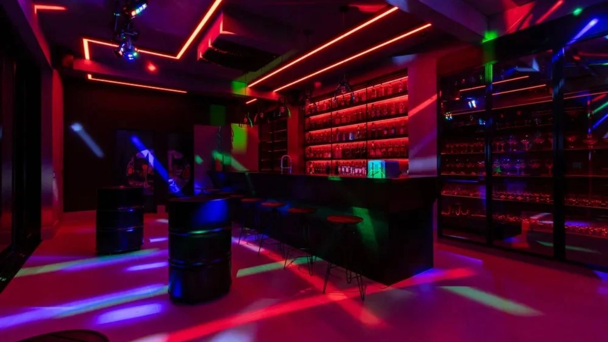 Parte do bar iluminado em vermelho da mansão de Gabigol