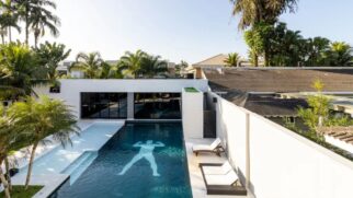 Visão da área externa com piscina da mansão de Gabigol