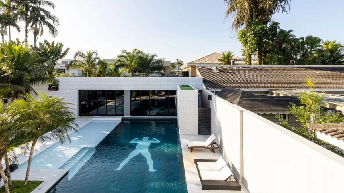 Visão da área externa com piscina da mansão de Gabigol