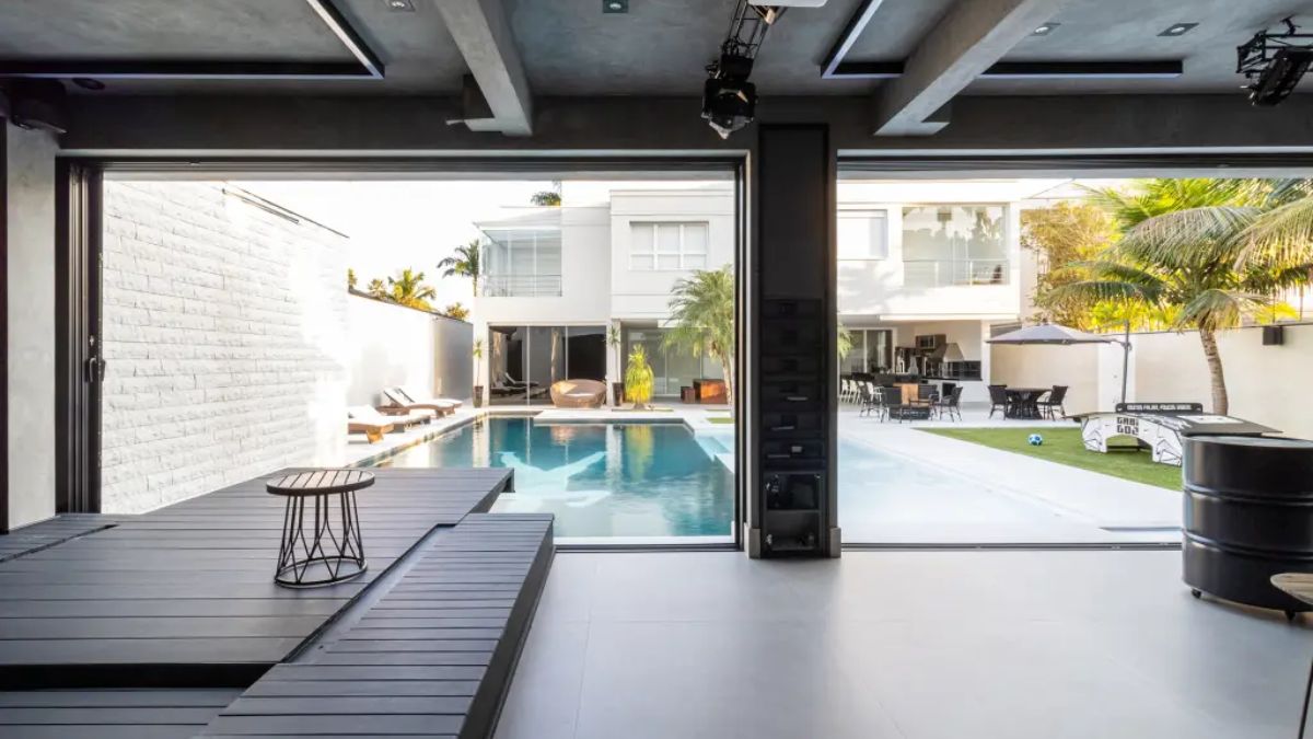 Visão da área externa com piscina da mansão de Gabigol