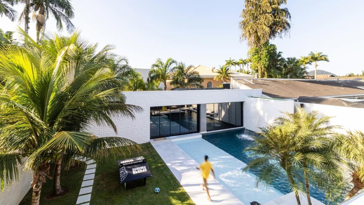 Visão da área externa com piscina da mansão de Gabigol