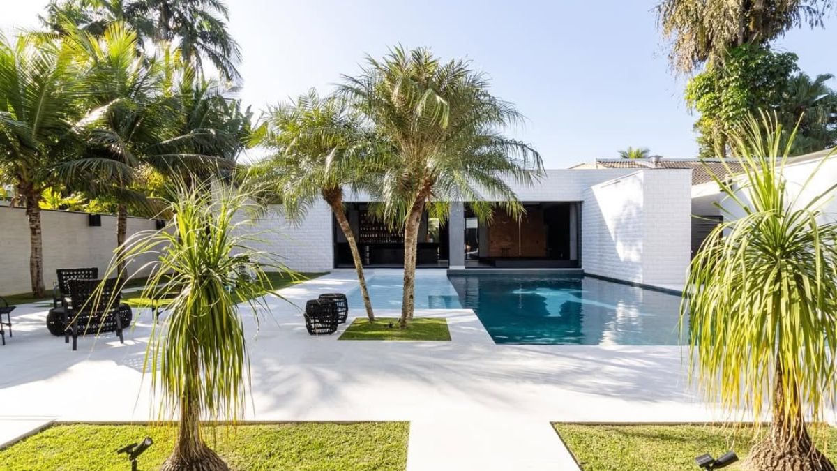 Visão da área externa com piscina da mansão de Gabigol