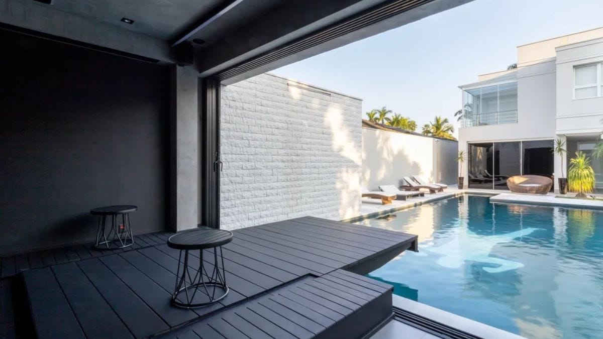 Visão da área externa com piscina da mansão de Gabigol