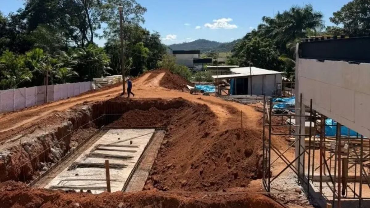 Imagem do início da obra e escavação da mansão de Marrone, da dupla sertaneja com Bruno