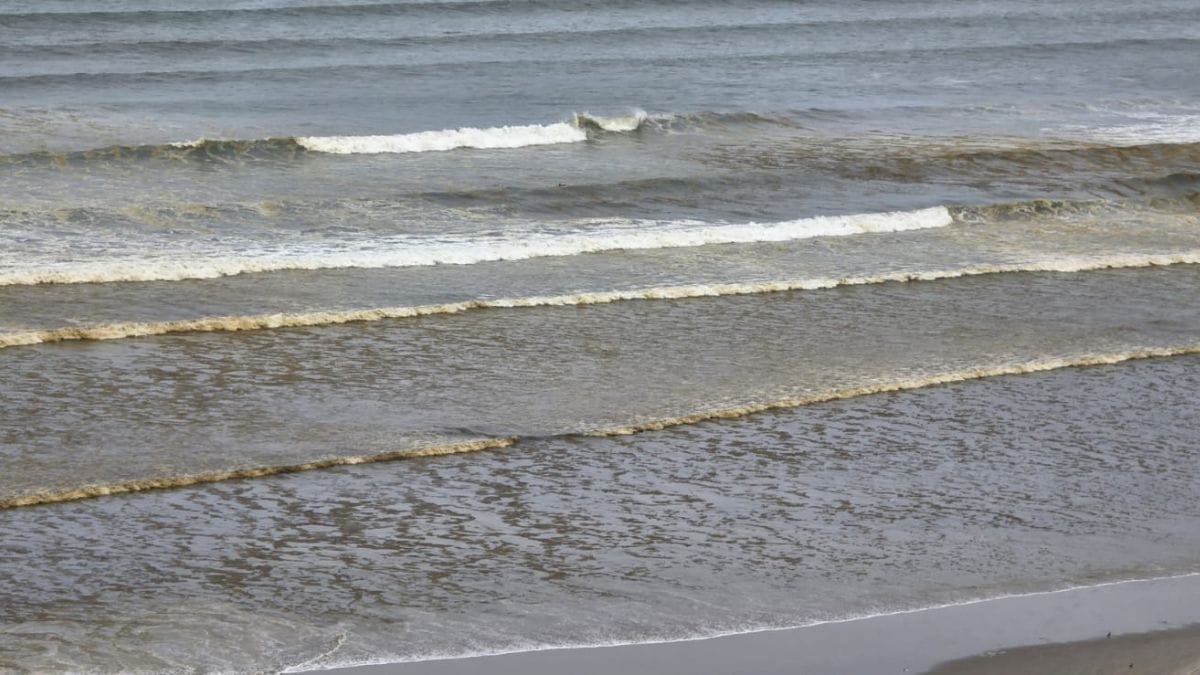 Imagem aérea do mar de Praia Grande com coloração amarronzada