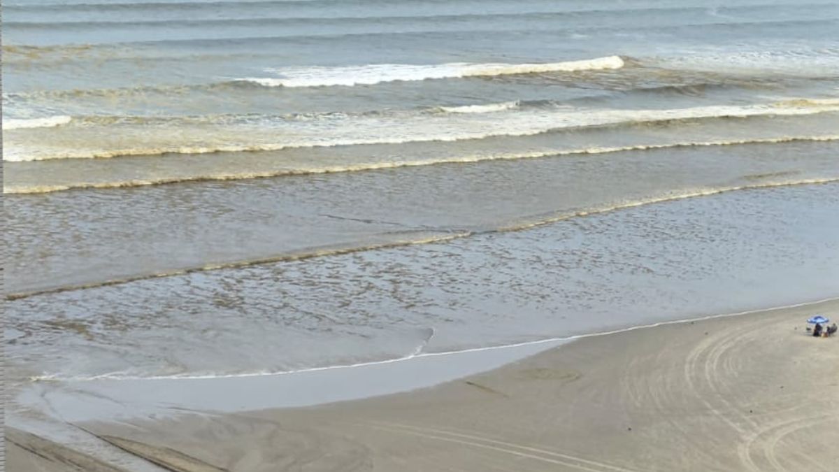 Imagem aérea do mar de Praia Grande com coloração amarronzada