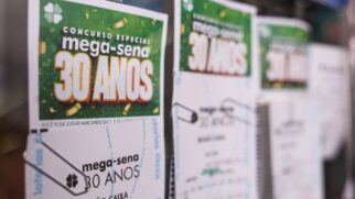 A imagem mostra uma cartela da Mega-Sena especial