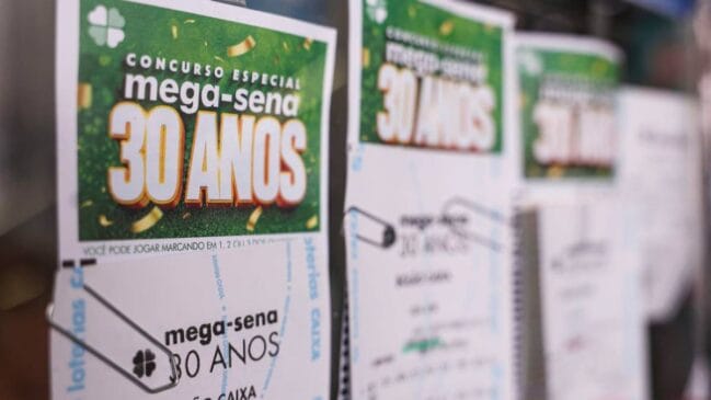 A imagem mostra uma cartela da Mega-Sena especial