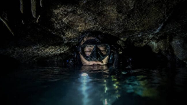 Wang sobreviveu 120 horas em um bolsão de ar numa caverna submersa, comendo peixes crus para viver