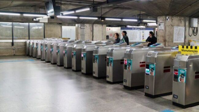 A imagem mostra o sistema de catraca do metro
