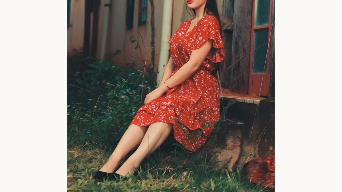 Mulher posa com vestido midi e salto alto