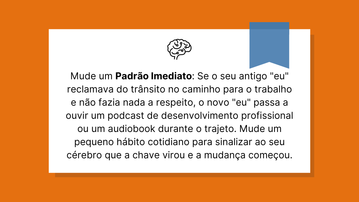 Card com fundo laranja detalhando um exemplo prático de mudança de padrão diário, como escutar podcasts ou audiobooks no trânsito.