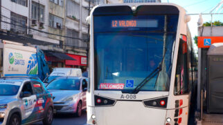Veículo Leve sobre Trilhos (VLT), no Centro de Santos