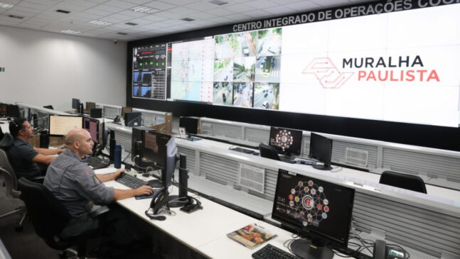 A imagem mostra a execução da Muralha Paulista