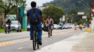 Ciclistas em avenida de São Vicente