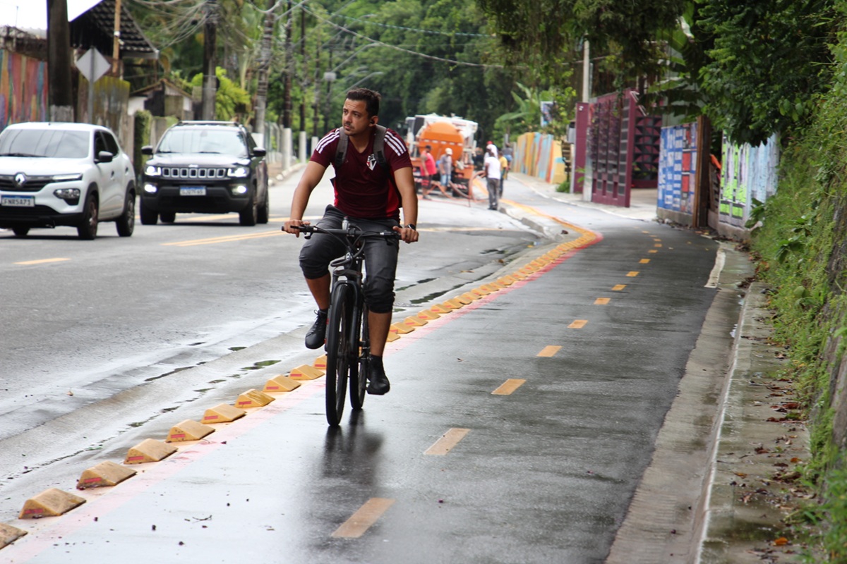 Ciclista em avenida de São Vicente