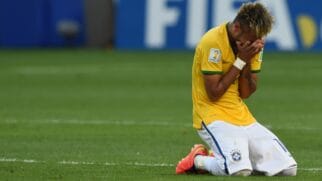 Neymar emocionado em campo pela seleção brasileira