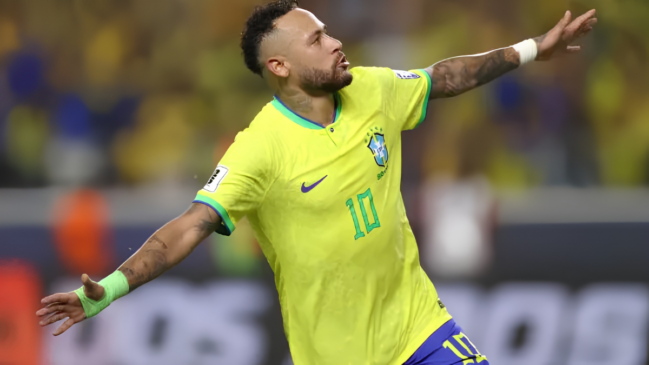 A imagem mostra Neymar Jr com a camisa da Seleção