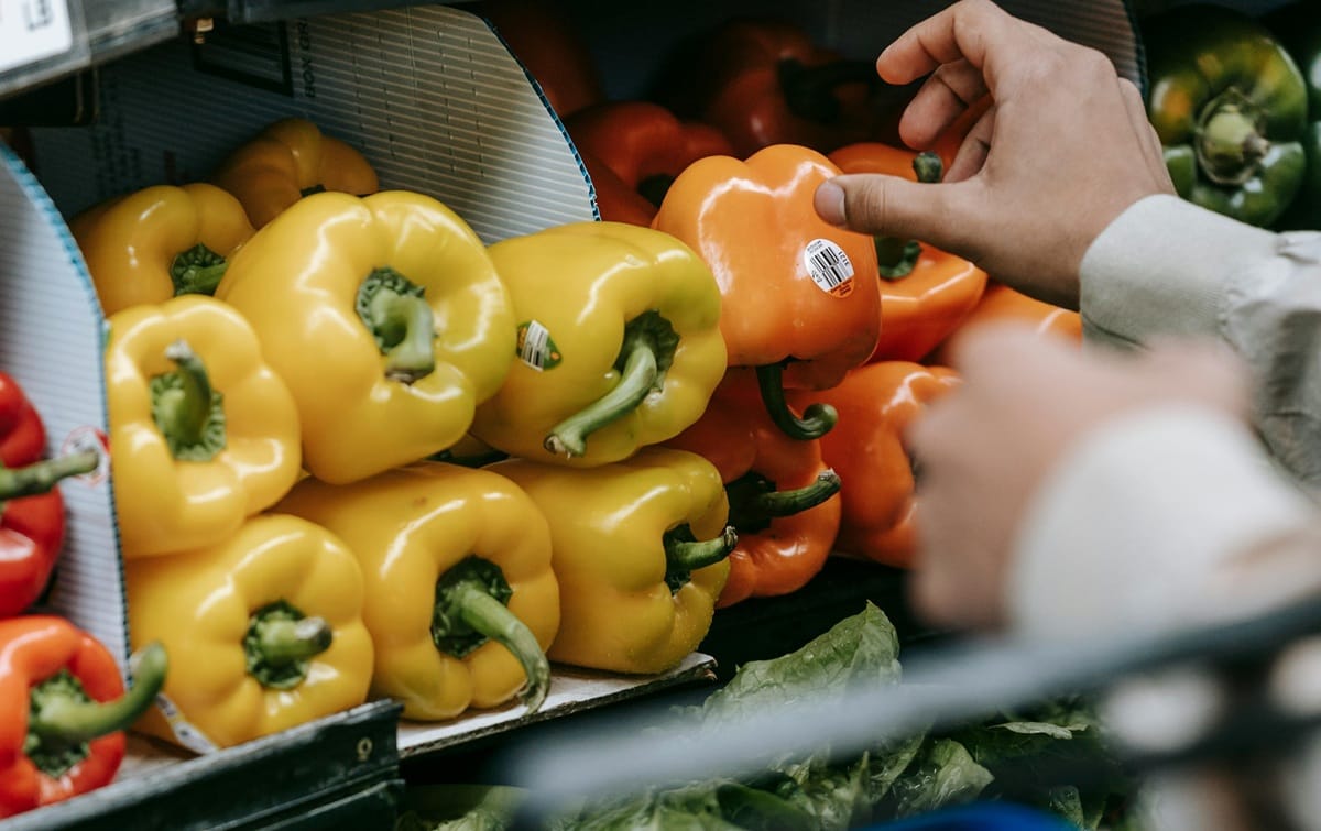 Cliente escolhendo verduras em supermercados