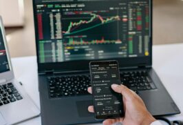 Celular e notebook com ações