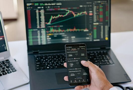 Celular e notebook com ações